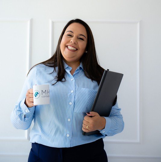 Profissional contábil sorrindo em ambiente corporativo